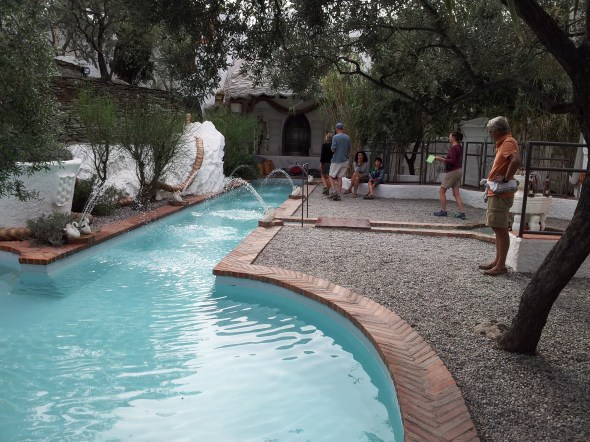 zwembad van Dali in zijn tuin