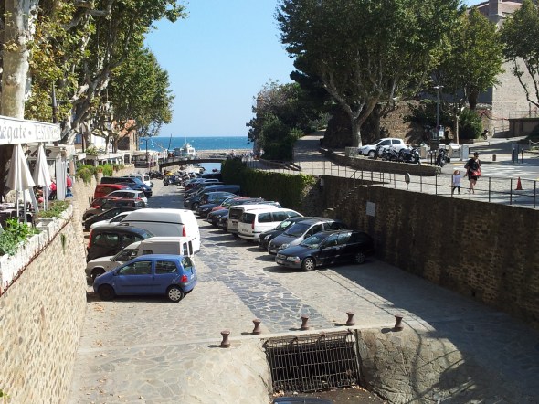 De auto's geparkeerd in de droge rivierbedding in Collioure