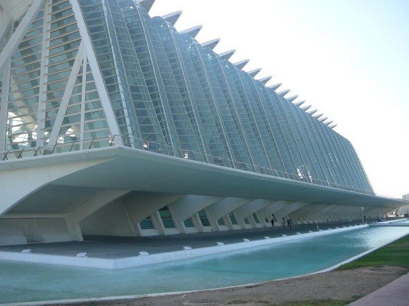 imposante nieuwbouw in de droge rivierbedding