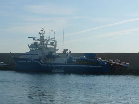 vissersboot met "aanhang"in l'Ametill de Mar