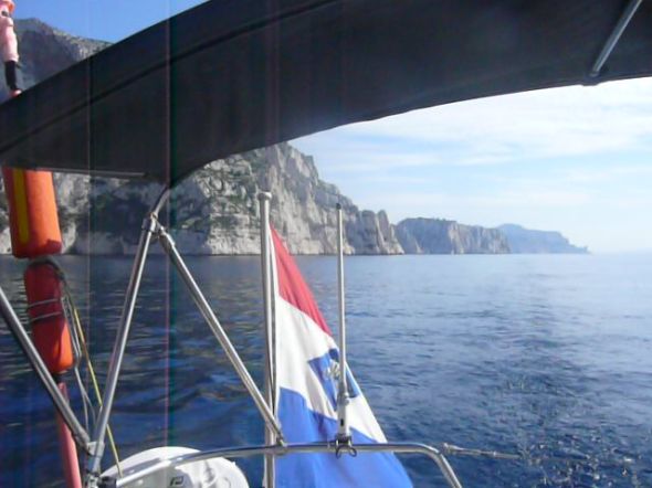 Vlak naast de rotsen is het 50 meter diep