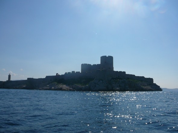 we varen langs het Chateu dÝff waar de graaf van Monte Christo gevangen zat in het verhaal