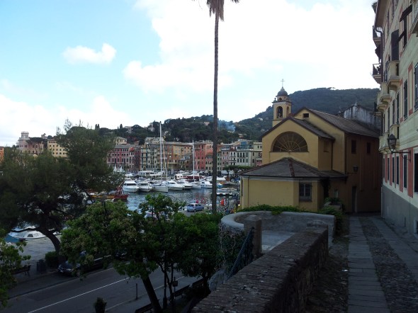 Naast één van de vele kerkjes in Santa Marguerita