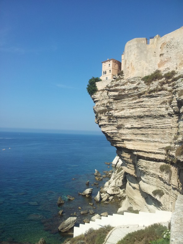 de Citadel "hangt" deels boven het water, bovenop de overstekende krijtrotsen
