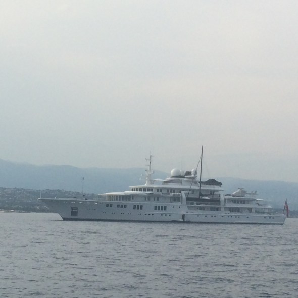 Toys for boys: superyacht met helikopter, 30 voets zeiljacht en (aan de andere kant) 30 voets snelle motorboot in de davits. Verder nog een paar snelle RIB's er om heen . Je zou je nog eens kunnen vervelen....