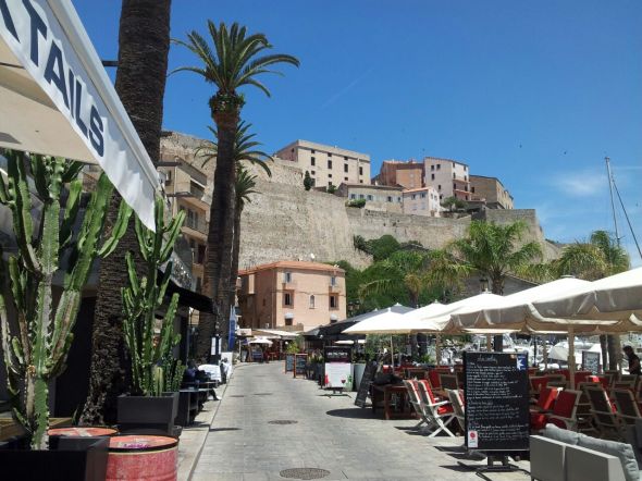 straatje aan de haven van Calvi