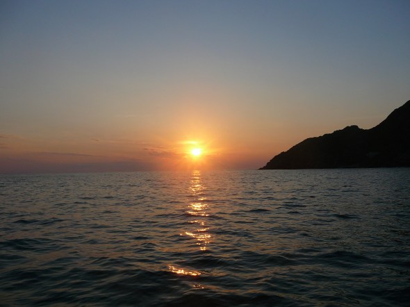 zon gaat onder in de Anse d'Aliso