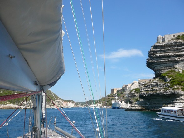 om de hoek verscholen... Bonifacio!