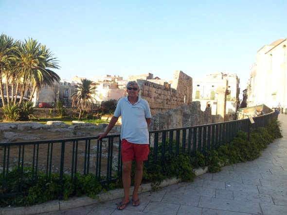 voor de tempelruïne van Apollo