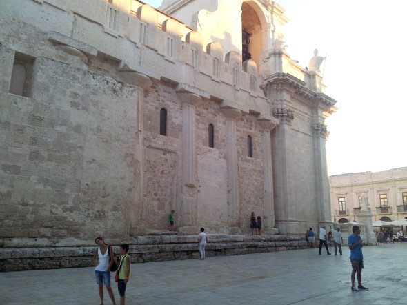 Griekse zuilen in de muur van de kathedraal in Ortigia, de oude stad