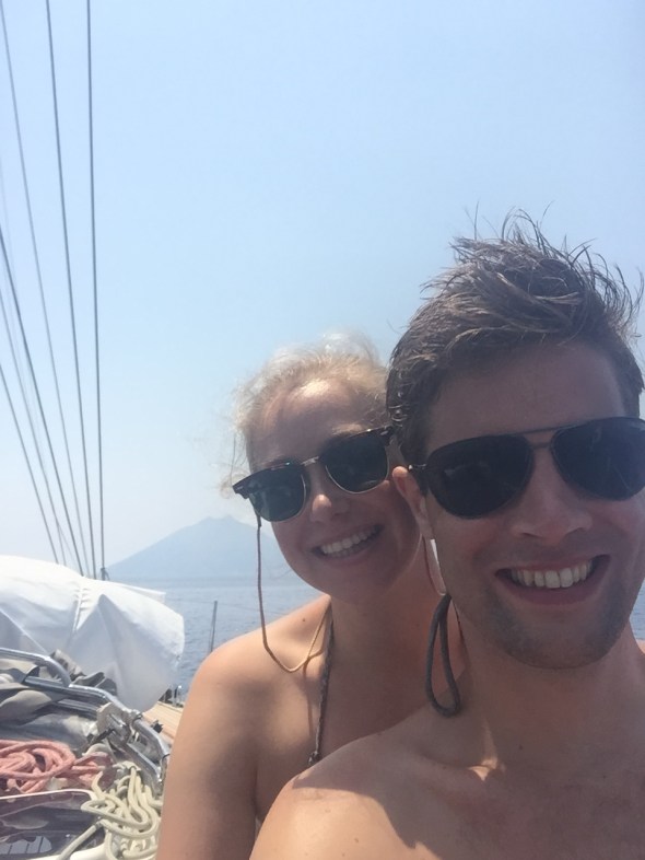 Frédérique en Jeroen met Stromboli op de achtergrond