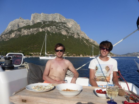 de tafelberg op de achtergrond (s'middags)