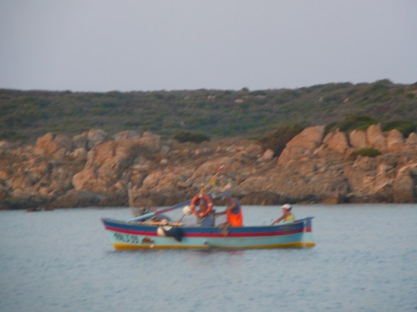 vissertjes in de avond leggen een net over de hee breedte van de baai. Inhalen duurt anderhalf uur en dan is het al donker!