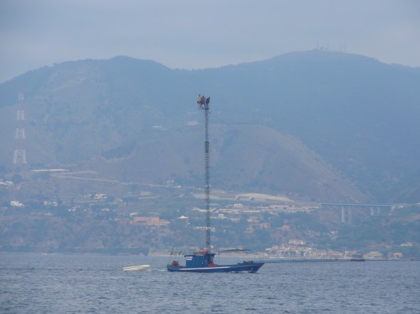 zwaardvissers. De schipper zit in de mast en de harpoenier op de boegspriet van 12 meter lang. Alleen bij minder dan 8 knopen wind schat ik in....