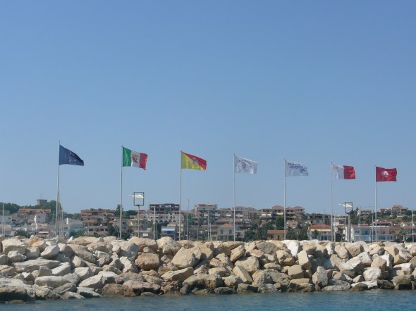vlaggen op de havenpier van marina di Ragusa