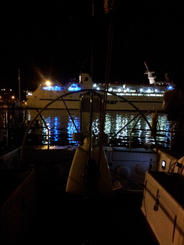 de veerboot legt aan