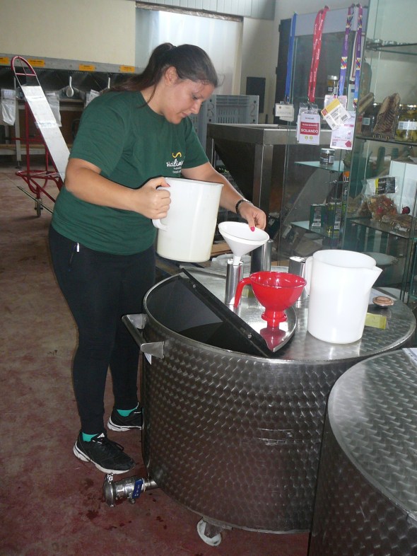 de olijfolie wordt voor ons gebottled