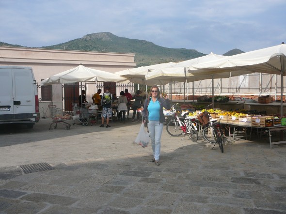 Marleen koopt verse mandarijnen in het dorp Favignana