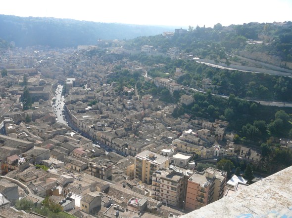 Zicht op Modica vanaf de bovenstad