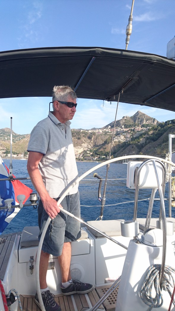 vertrek uit de baai van Taormina