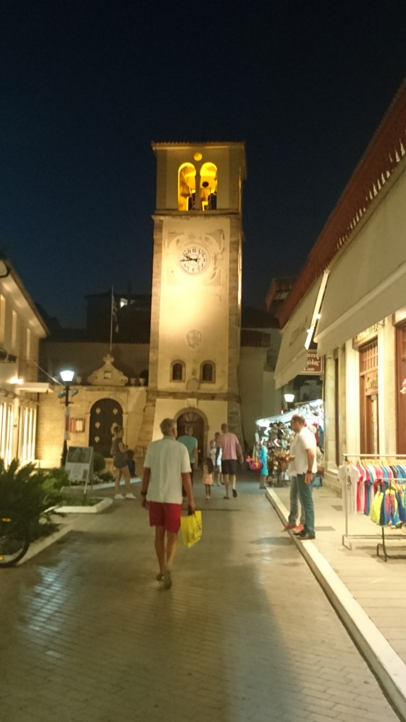 de kerktoren van Preveza by night