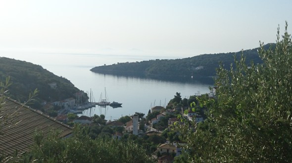 zicht op Kioni vanaf de heuvel tijdens onze ochtenwandeling