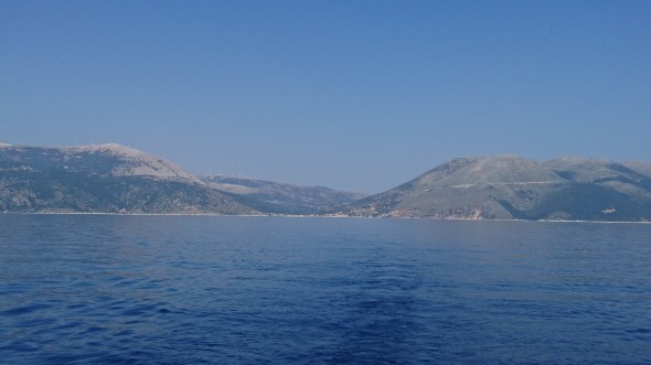 Efemia op het eiland Kefalonia, van zee gezien