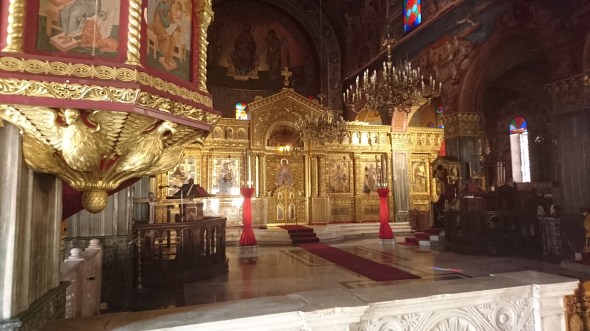 interieur van de Grieks orthodoxe kerk (uit 1925, wat een rijkdom)