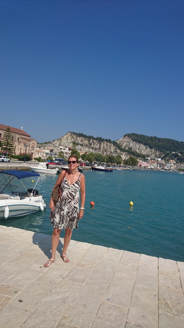 Marleen met de stadshaven van Zakynthos op de achtergrond