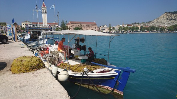 lokale visser is zijn vangst aan het schoonmaken