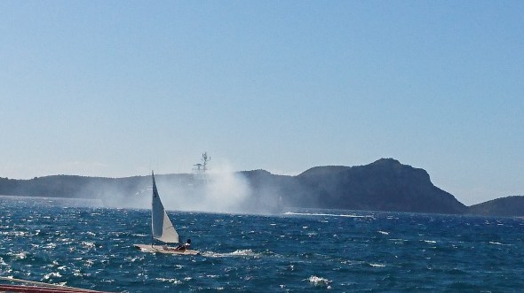 Frans marineschip vertrekt uit Pylos. Let op vlag halfstok vanwege de aanslag in Nice. Voor de kenners: wat doet de laserzeiler op de voorgrond fout?