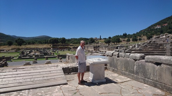 Frans bij de maquette van het heiligdom van Asklepios, de opgravingen erachter