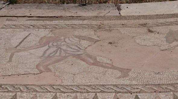 mozaïek van een man die een ezel trekt