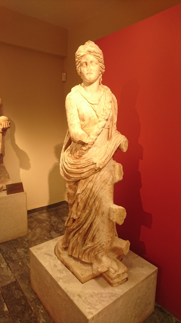 beeld in het museum naast de opgravingen van de godin Isis Pelagia, beschermster van de zeilers op zee