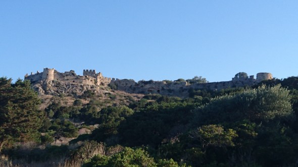Palaio Kastro (de oude burcht) bovenop de heuvel