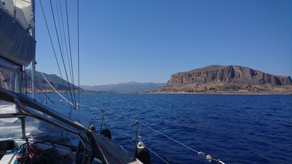 aankomst bij Monemvasia (de rots aan SB), ook wel het Gibraltar van het Oosten genoemd