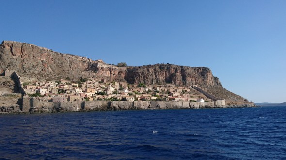 Monemvasia stadje van zee gezien
