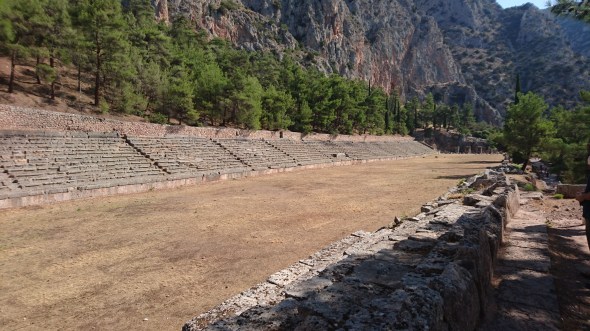 Delphi, de tempel van de stad Athene aan de heilige weg, het theater en de renbaan