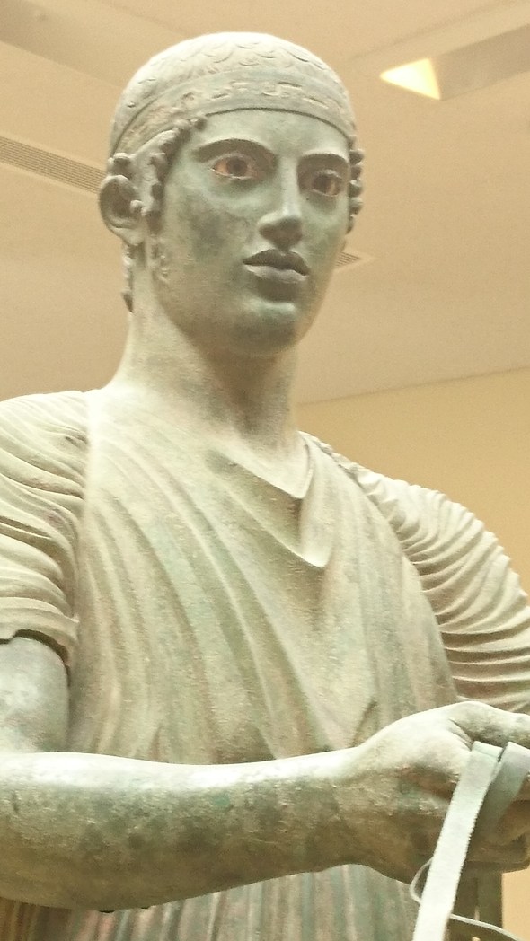in het museum van Delphi: de tweeling van Argos en de wagenmenner