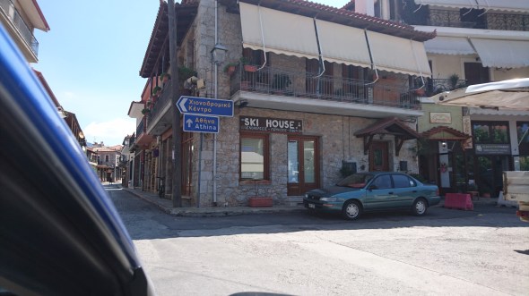 Na Delphi reden we voor de lunch naar Arechova, 10 km verder. Dat is een ski-oord in de winter!