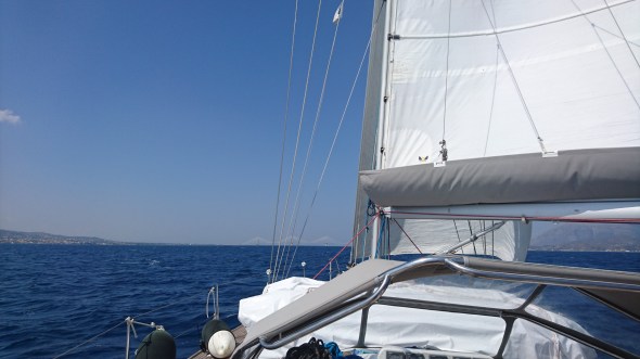 zeilend naar het einde van de golf van Korinthe