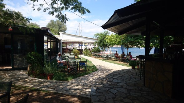 terras van de taverna op Meganissi
