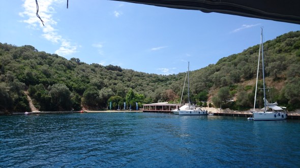 de taverna met aanlegsteiger in Kalamos