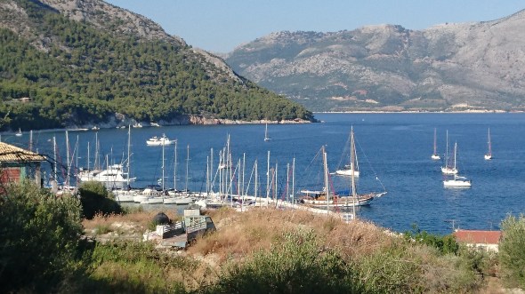 de haven van Kalamos van boven gezien