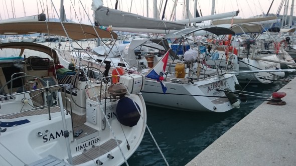eindelijk weer eens naast een clublid in de haven. Maar wat is er met zijn vlag?