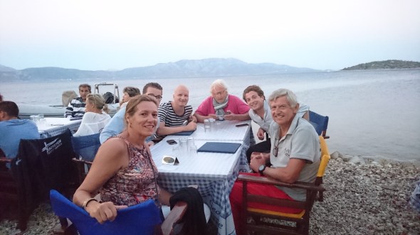 eten bij de taverna van George met de Sam Sing bemanning