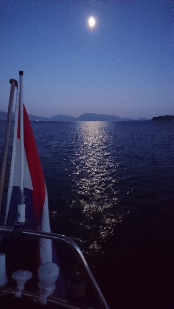 volle maan over de "inland sea" tussen Lefkans en het vasteland
