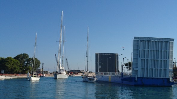 wonder der techniek: de nieuwe brug bij Lefkas