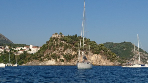 de Aurora voor anker in de baai van Parga voor de citadel