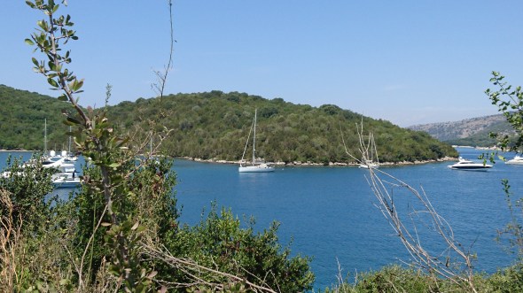 de Aurora in de baai bij Sivota - Mourtos